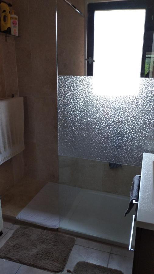 Philippe & Marie, A Louer Petite Chambre Chez L'Habitant Avec Terrasse Dans Villa, Au Pied Du Luberon Cucuron Ngoại thất bức ảnh