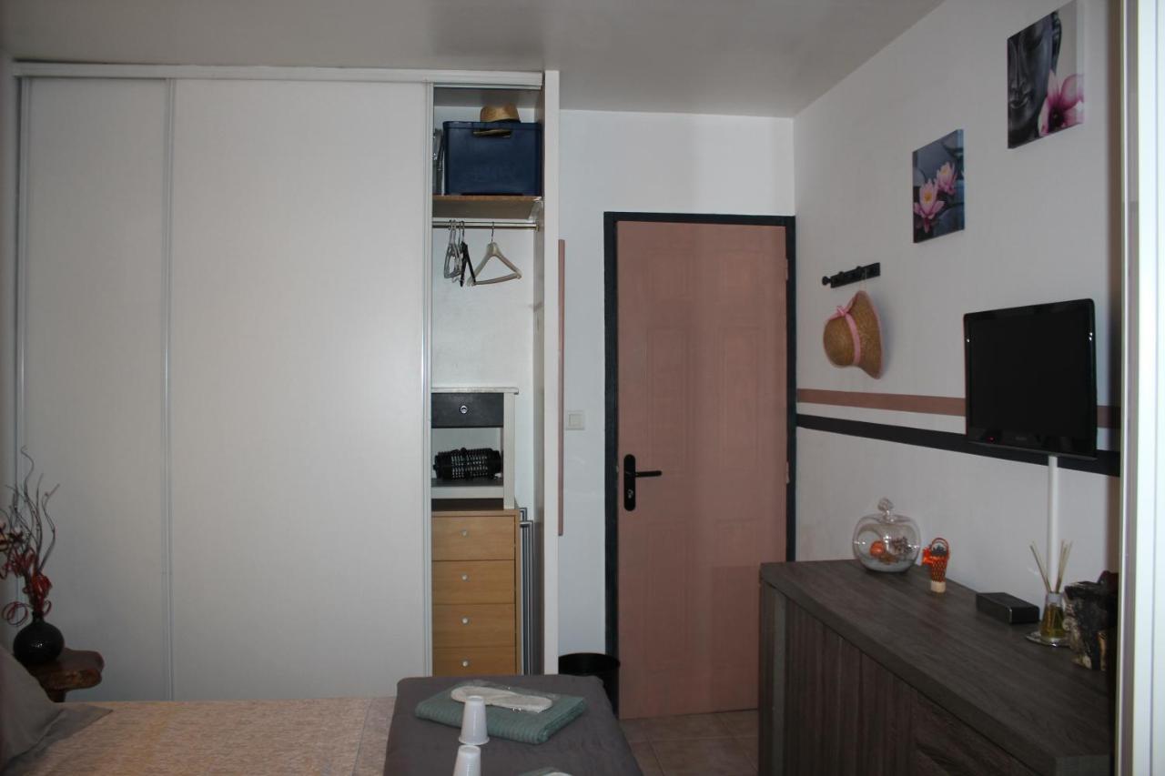 Philippe & Marie, A Louer Petite Chambre Chez L'Habitant Avec Terrasse Dans Villa, Au Pied Du Luberon Cucuron Ngoại thất bức ảnh