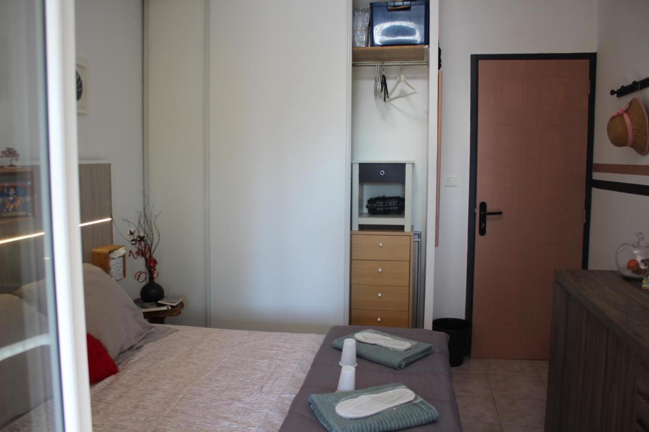 Philippe & Marie, A Louer Petite Chambre Chez L'Habitant Avec Terrasse Dans Villa, Au Pied Du Luberon Cucuron Ngoại thất bức ảnh